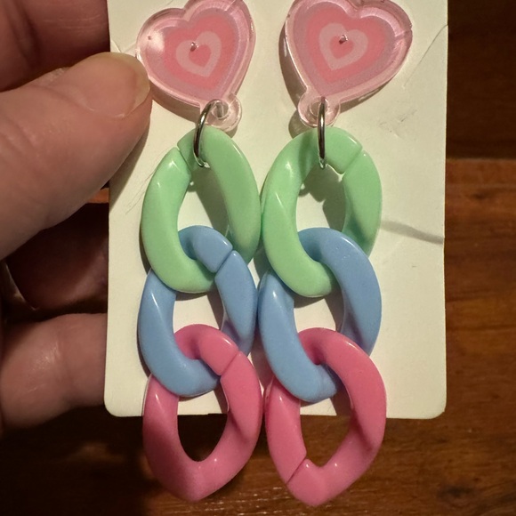 🚨BEAUTIFUL PASTEL ACRYLIC WELL MADE EARRINGS W/ PINK HEARTS GOES W/ POWDER PUFF - Picture 3 of 5